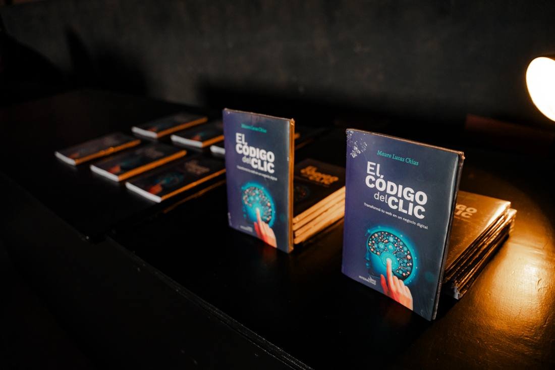 Ejemplares de El Código del Clic sobre una mesa del evento.